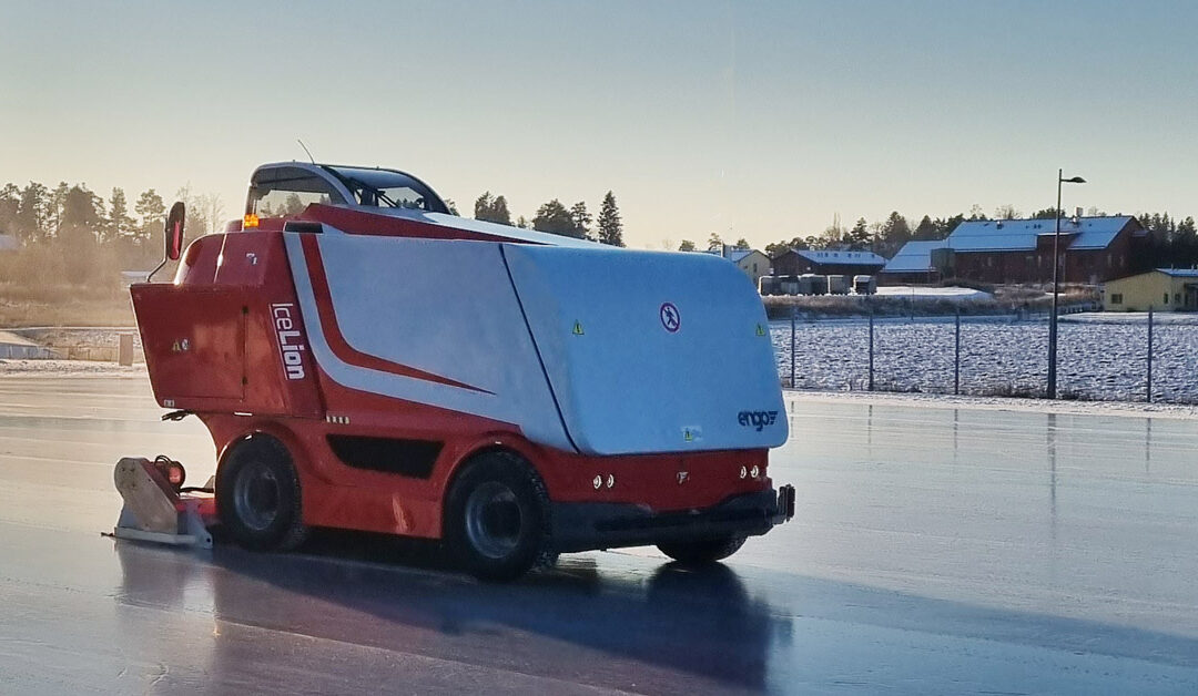 Järvenpään kaupunki hankki Suomen ensimmäisen ison Engo IceLion -sähkökäyttöisen jäänhoitokoneen ulkojäille.